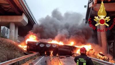 Tir precipita da viadotto e va a fuoco: l'incidente choc sull'A1
