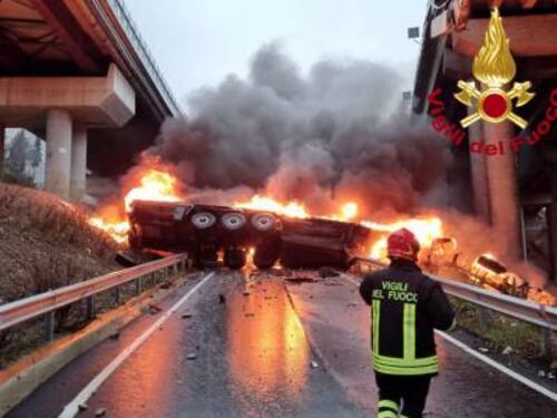 Tir precipita da viadotto e va a fuoco: l'incidente choc sull'A1