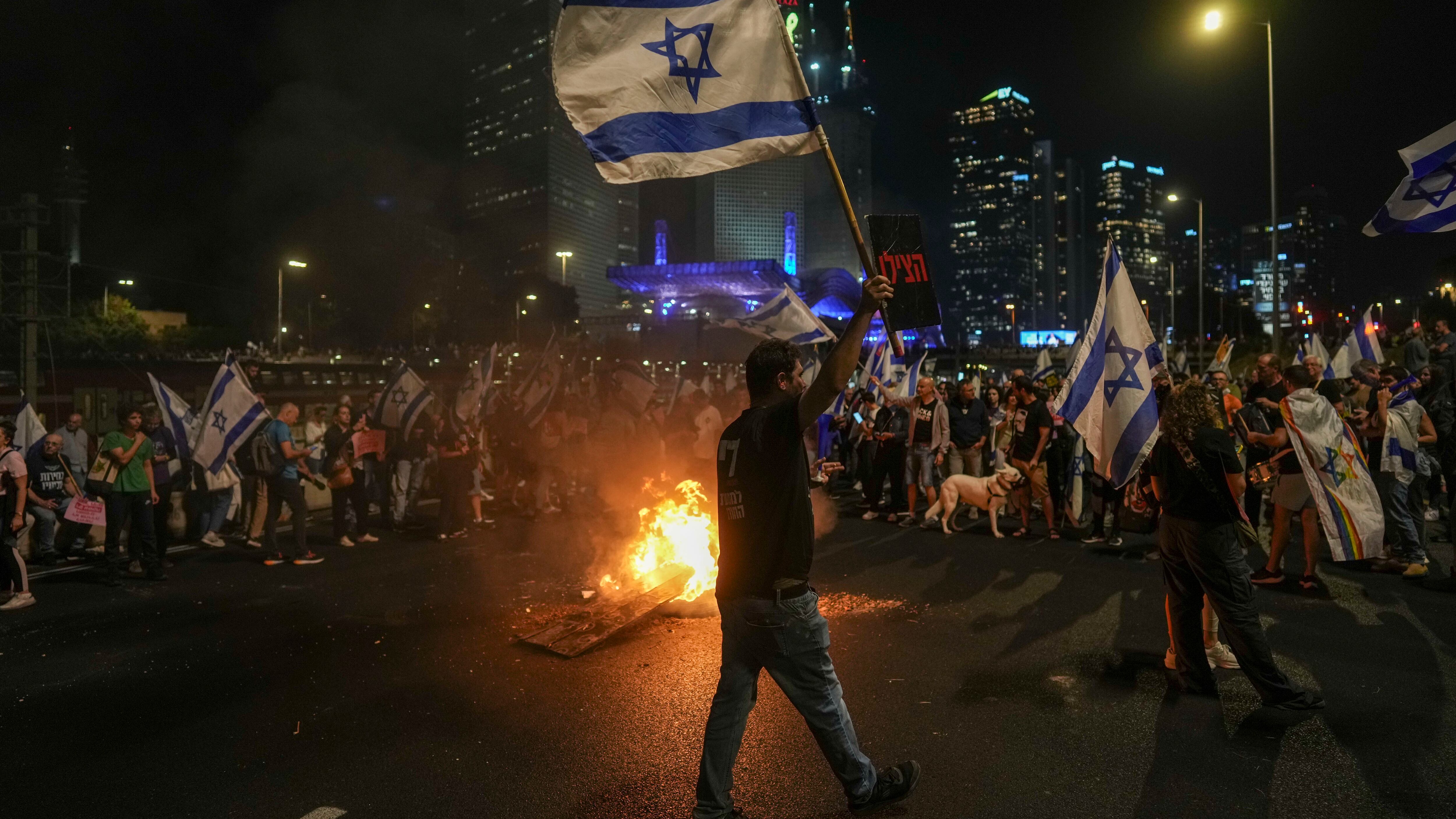 I razzi di Hezbollah colpiscono il cuore di Israele. Netanyahu sente Trump: adesso niente divieti