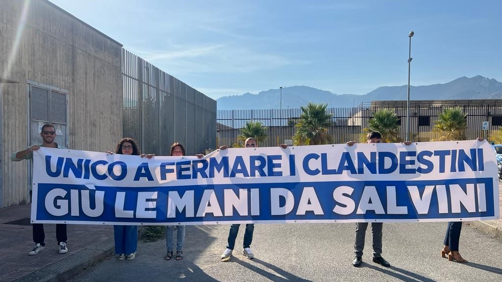 "Arrostirono persone sulla Open Arms". Comizio di De Falco al processo contro Salvini