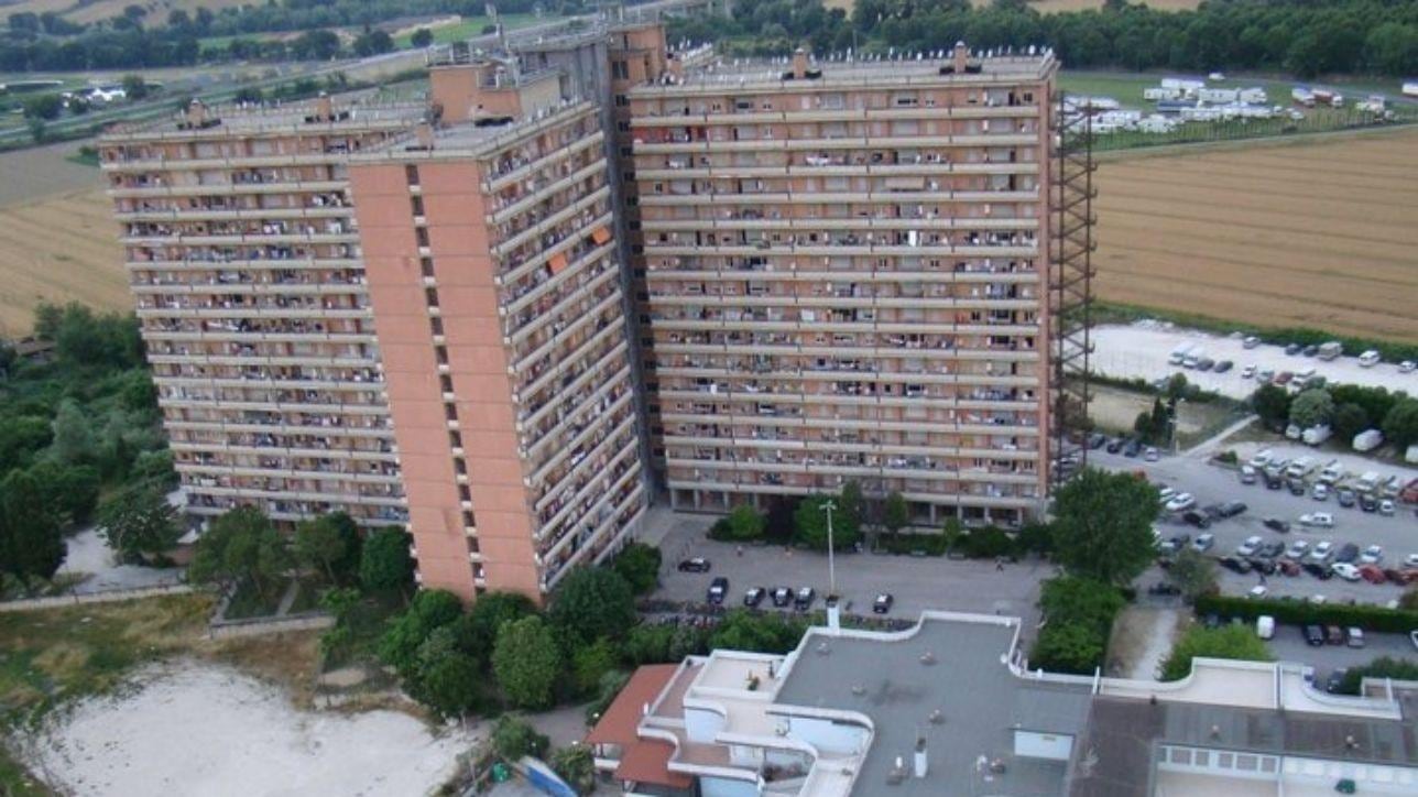 Salvini nella torre del degrado accende di nuovo la "ruspa"