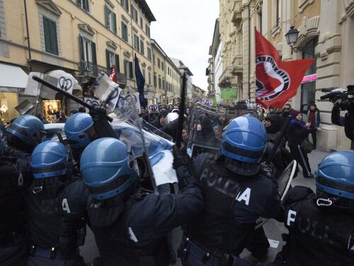 Tensione per Salvini a Pisa: antagonisti contro la polizia