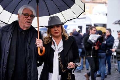 La famiglia, gli amici, i vip: il mondo della tv saluta Costanzo 15