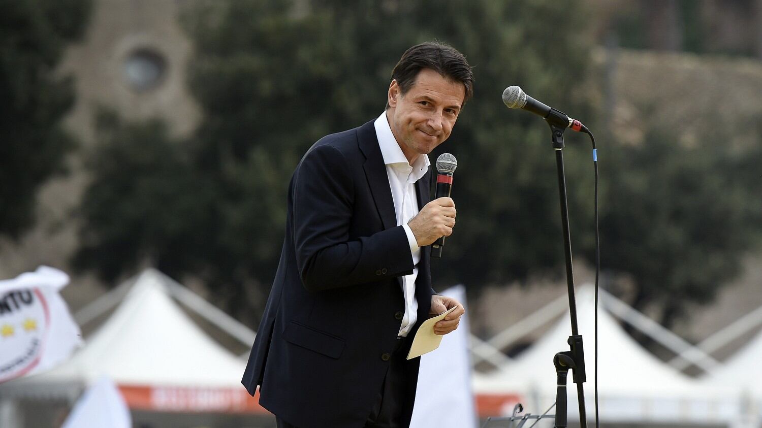 Conte: "Non possiamo tollerare che all'interno della città si creino degli spazi sospesi dalle regole"