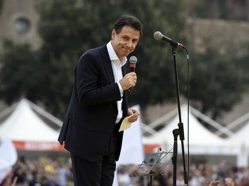 Conte: "Mi sono ridotto lo stipendio". Ma Anzaldi: "Sul sito del governo non risulta"