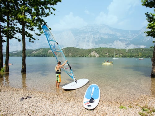 Il Garda o lo scenografico Molveno: lo specchio d'acqua per ogni attività