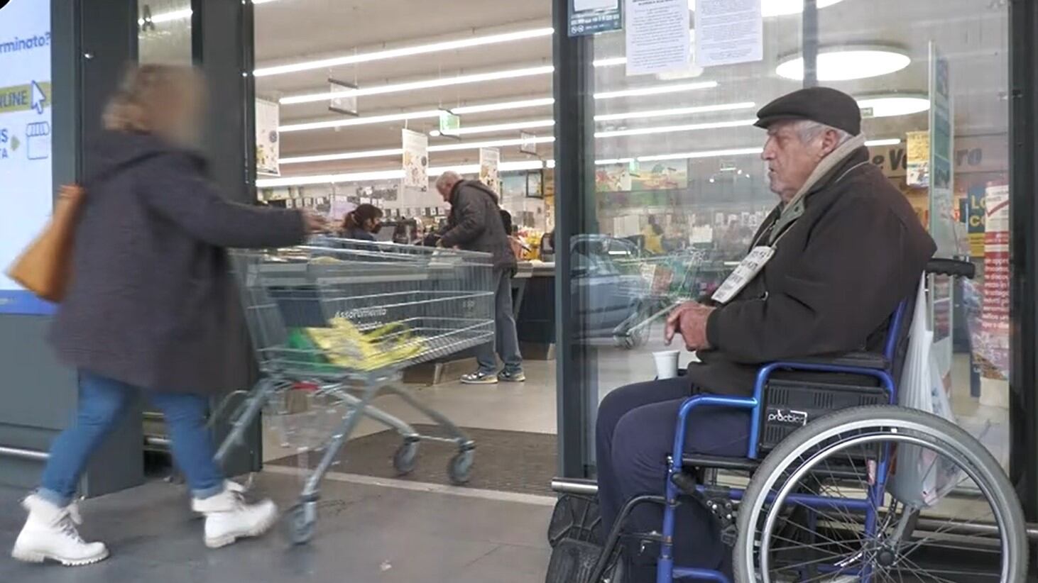 Roma, la truffa crudele della rom: si finge figlia di un anziano. Lui chiede l'elemosina