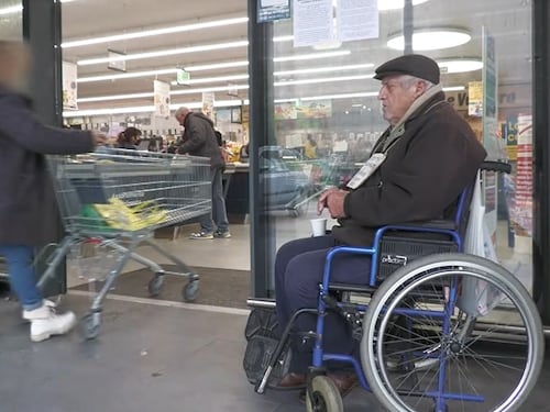 Roma, la truffa crudele della rom: si finge figlia di un anziano. Lui chiede l'elemosina