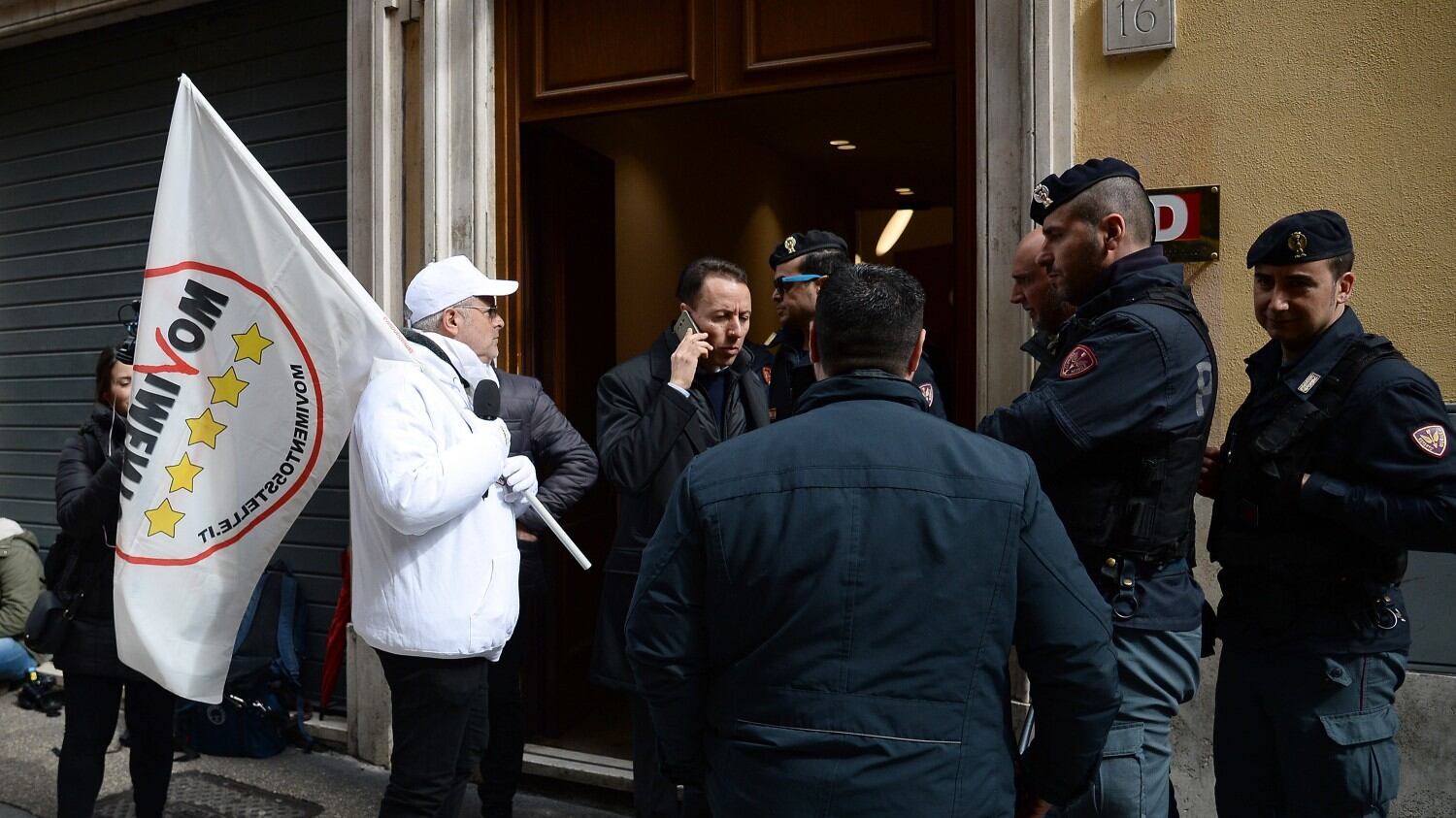 Lucci diventa grillino e chiede aiuto ai dem: "Datece 'na mano a governà"