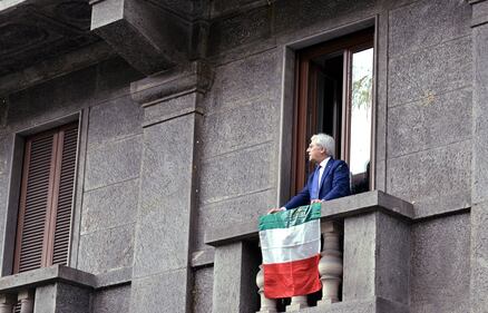 Espone il Tricolore: i NoExpo lo riempiono di uova 11