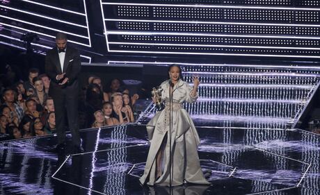MTV VMA 2016: Drake e Rihanna, le immagini 16