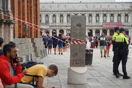 Maltempo, cadono frammenti dal campanile di San Marco 2
