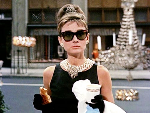 “Colazione da Tiffany” compie 65 anni, 5 curiosità: il diamante, il gatto, il fischio e Marilyn