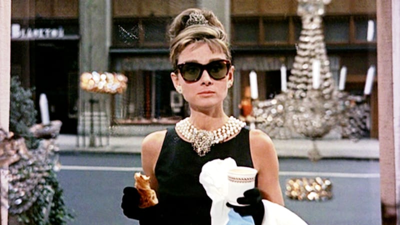 “Colazione da Tiffany” compie 65 anni, 5 curiosità: il diamante, il gatto, il fischio e Marilyn