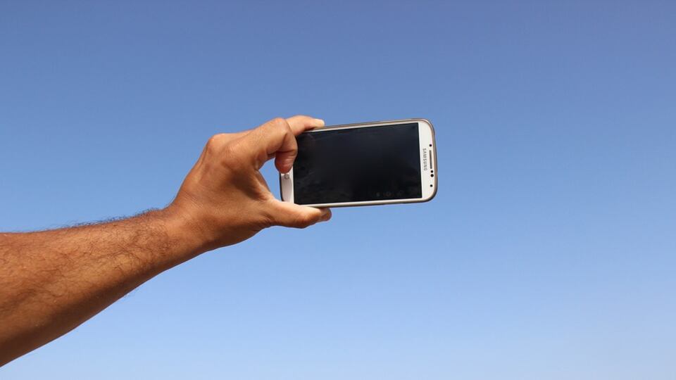 Roma, fingono di farsi i selfie e derubano i turisti