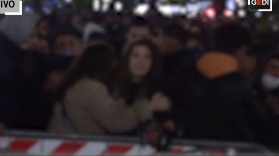Capodanno violento in Duomo, altre due ragazze in lacrime dopo gli abusi: i video choc