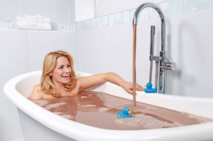 Spende 10mila sterline per un bagno di latte e cioccolato  3