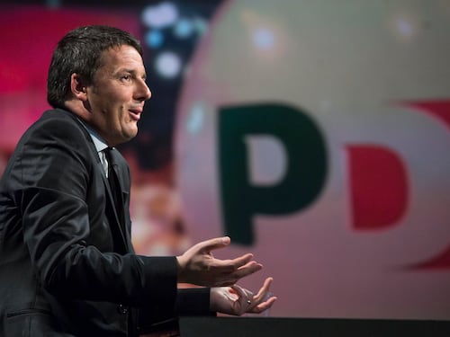 Renzi in campagna elettorale gira l'Italia con i voli di Stato
