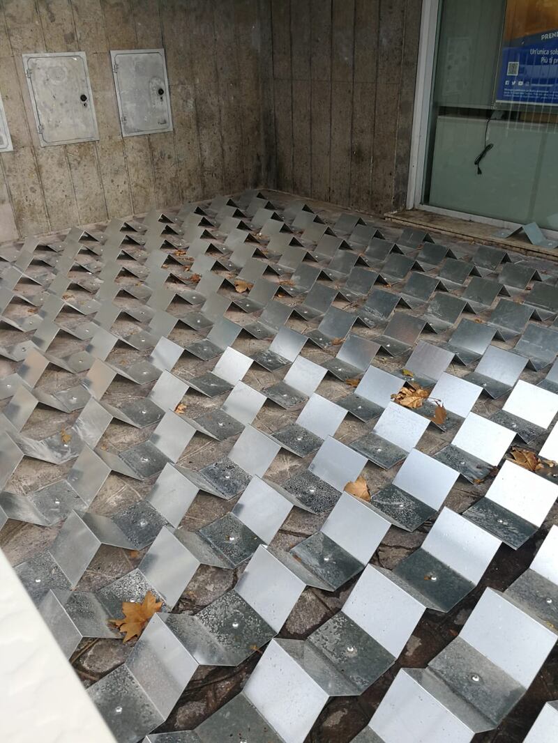 Roma, i dispositivi "anti-clochard" di piazza Augusto Righi 4