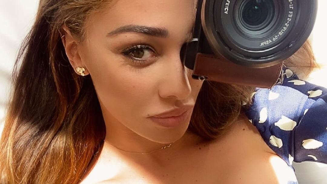 Belen Rodriguez sempre più hot: "Vogliamo una quarantena con te"