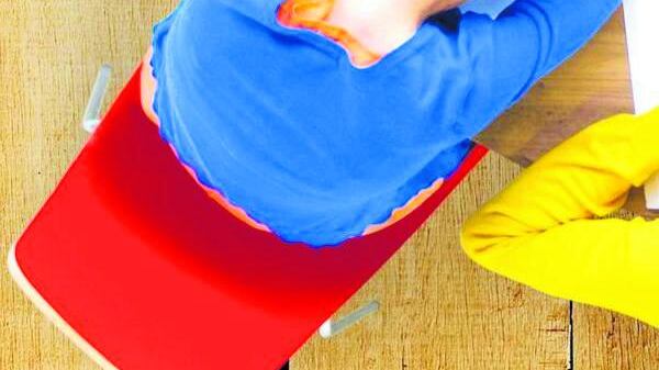 Dorme in classe: "La notte resto sveglia per paura di mio padre"