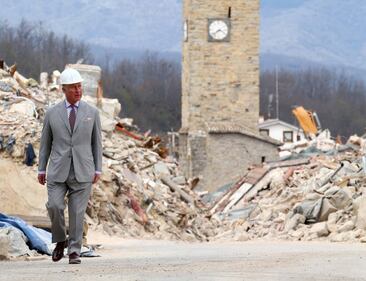 Amatrice, il principe Carlo in visita nel paese distrutto dal terremoto 8