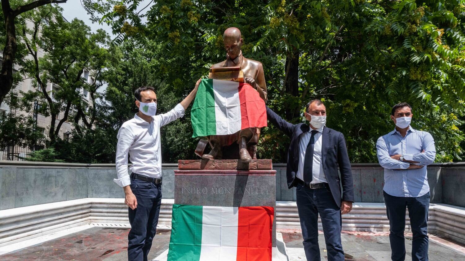 Il tricolore su Montanelli: l'omaggio di Forza Italia dopo lo sfregio alla statua