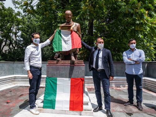 Il tricolore su Montanelli: l'omaggio di Forza Italia dopo lo sfregio alla statua