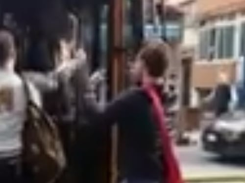 Napoli, calci e pugni contro bus e minacce ad autista: la follia di due giovani