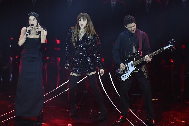 Sanremo 2024: ecco il look della quarta serata del Festival di Annalisa 7