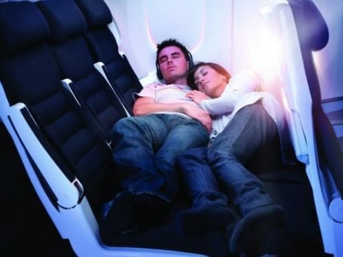 Dormire in aereo è pericoloso: orecchie a rischio