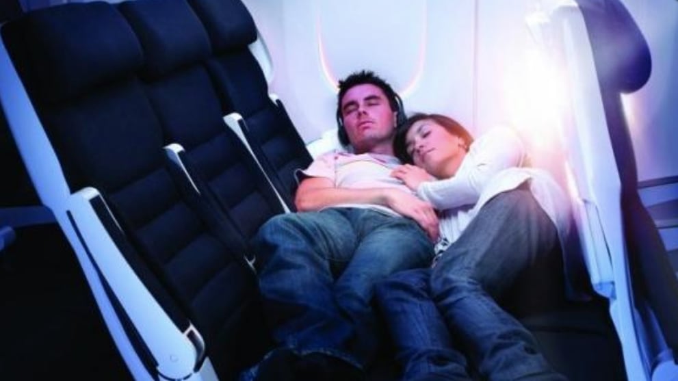 Dormire in aereo è pericoloso: orecchie a rischio