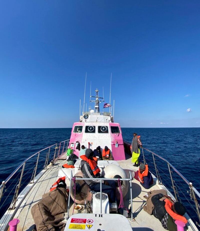 La barca dei radical chic disegnata da Banksy ci rifila 58 migranti 1