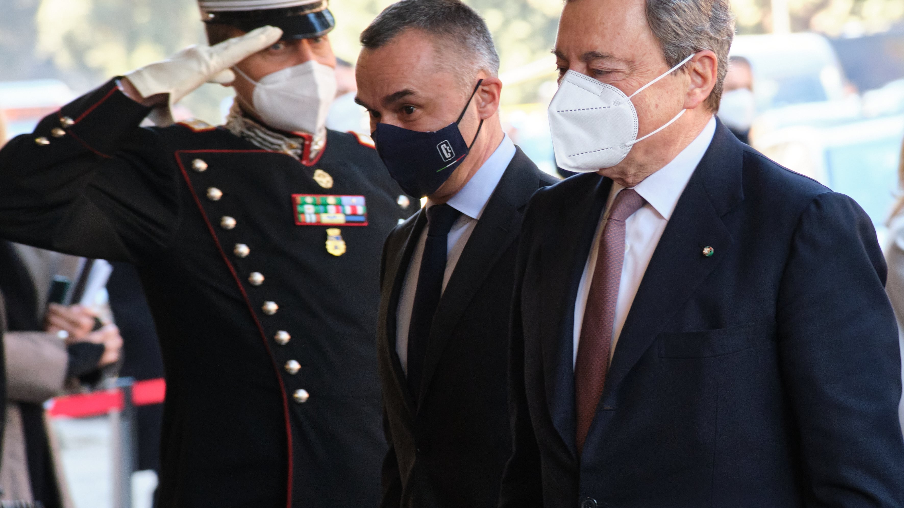 Draghi, ci mancava l'orecchiologa: "Cosa rivela il suo orecchio"