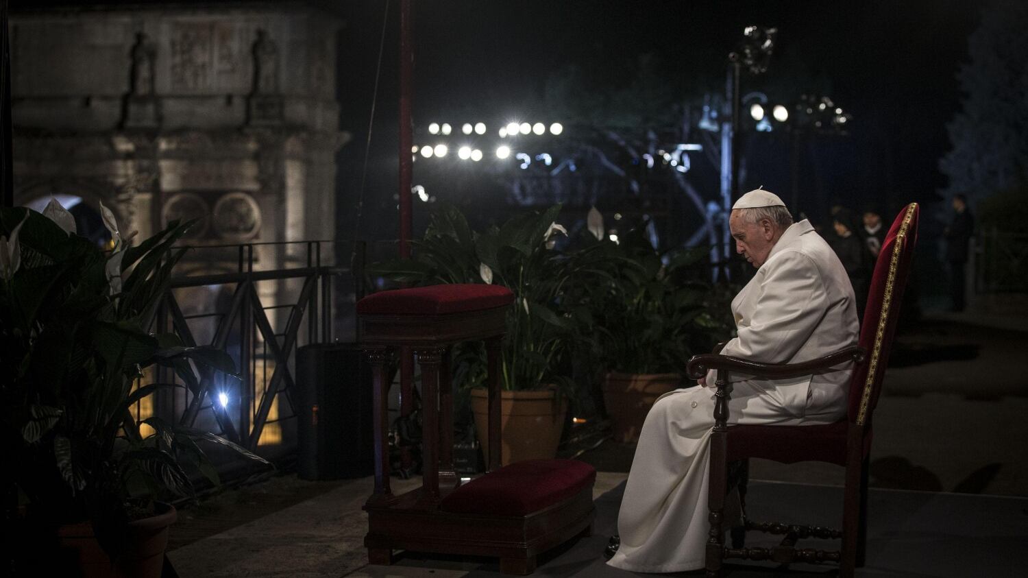 Nella Via Crucis di papa Francesco il dolore per i cristiani perseguitati