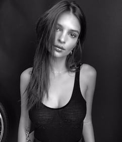 Emily Ratajkowski seno al vento contro Donald Trump 24