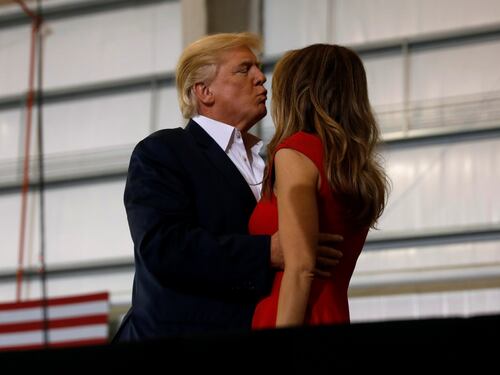 Melania Trump in abito rosso in Florida