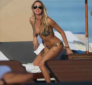 Il bikini hot di Laura Stoner in spiaggia 5