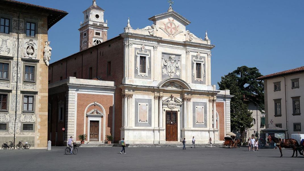 Che ci fanno le bandiere ottomane in questa chiesa di Pisa?