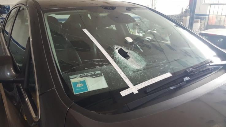 Roma, rom tirano sassi contro le auto in transito per rapinare i guidatori