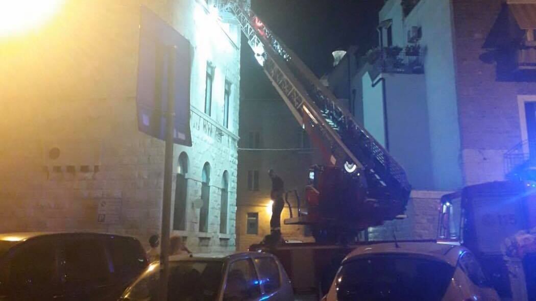 Bari, crolla il solaio di una scuola. Polemiche: "E Azzolina pensa ai banchi?"