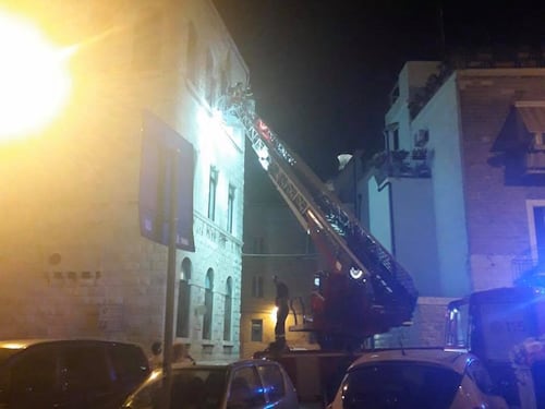 Bari, crolla il solaio di una scuola. Polemiche: "E Azzolina pensa ai banchi?"