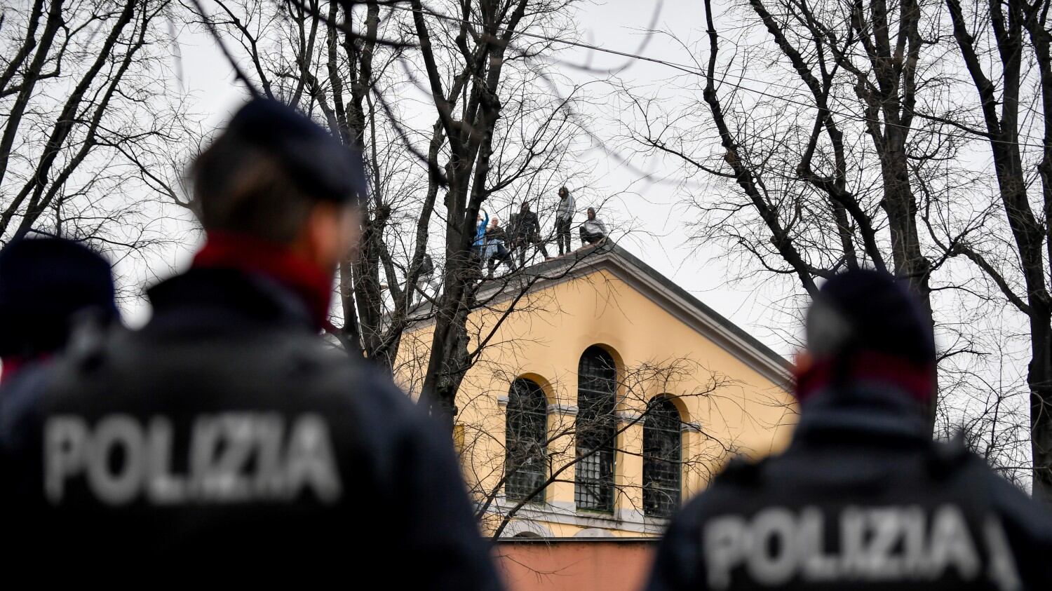 San Vittore, finita la rivolta i detenuti restano "rinchiusi"