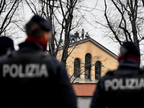 San Vittore, finita la rivolta i detenuti restano "rinchiusi"