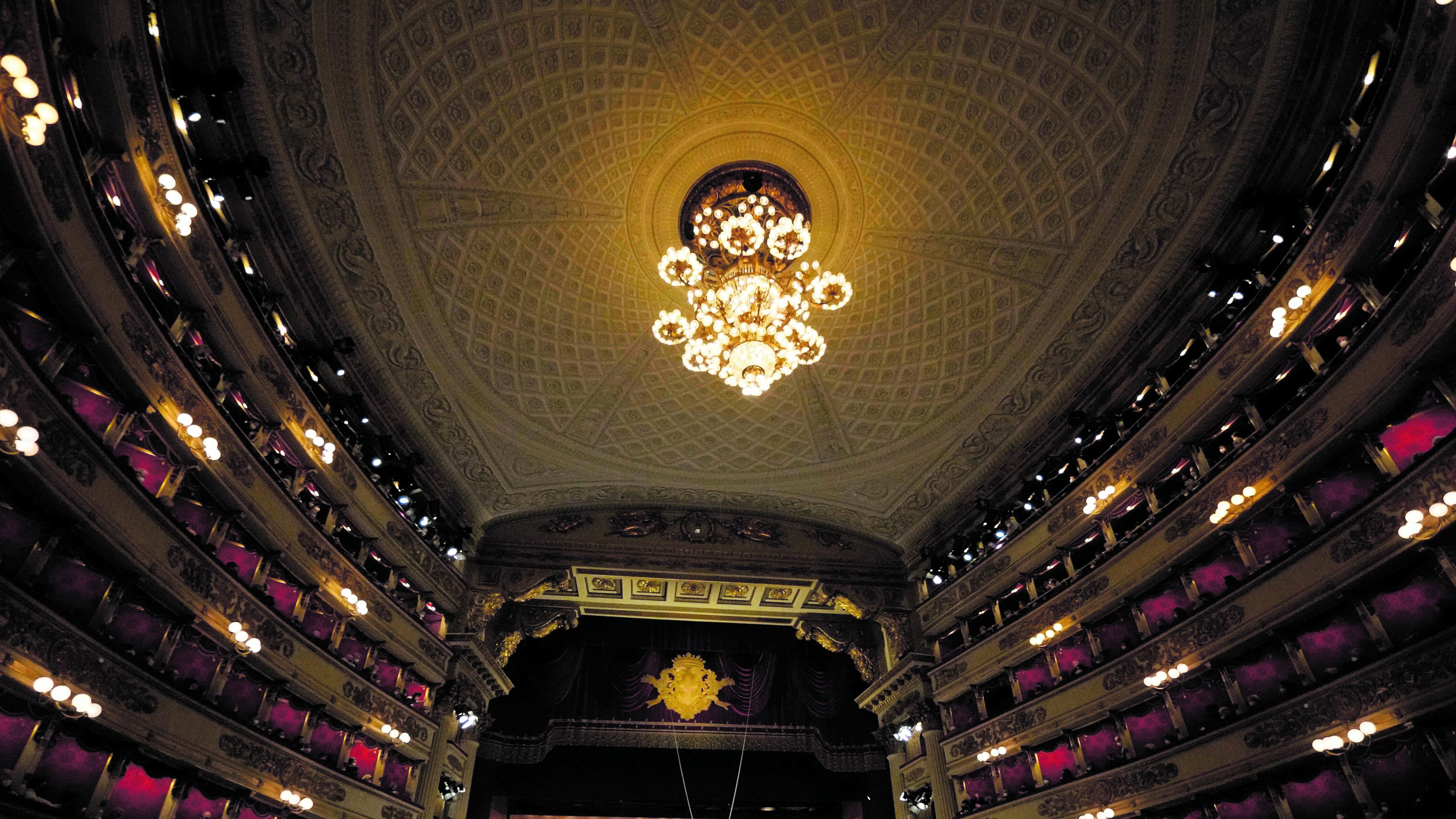 "Palestina libera", ma la maschera licenziata dalla Scala sarà risarcita: la scelta delle toghe