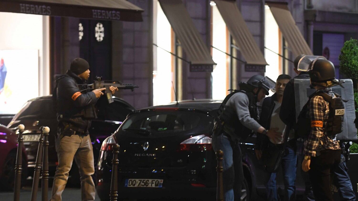 L'attesa blindata di Parigi. "Pericolo attentati nei seggi"