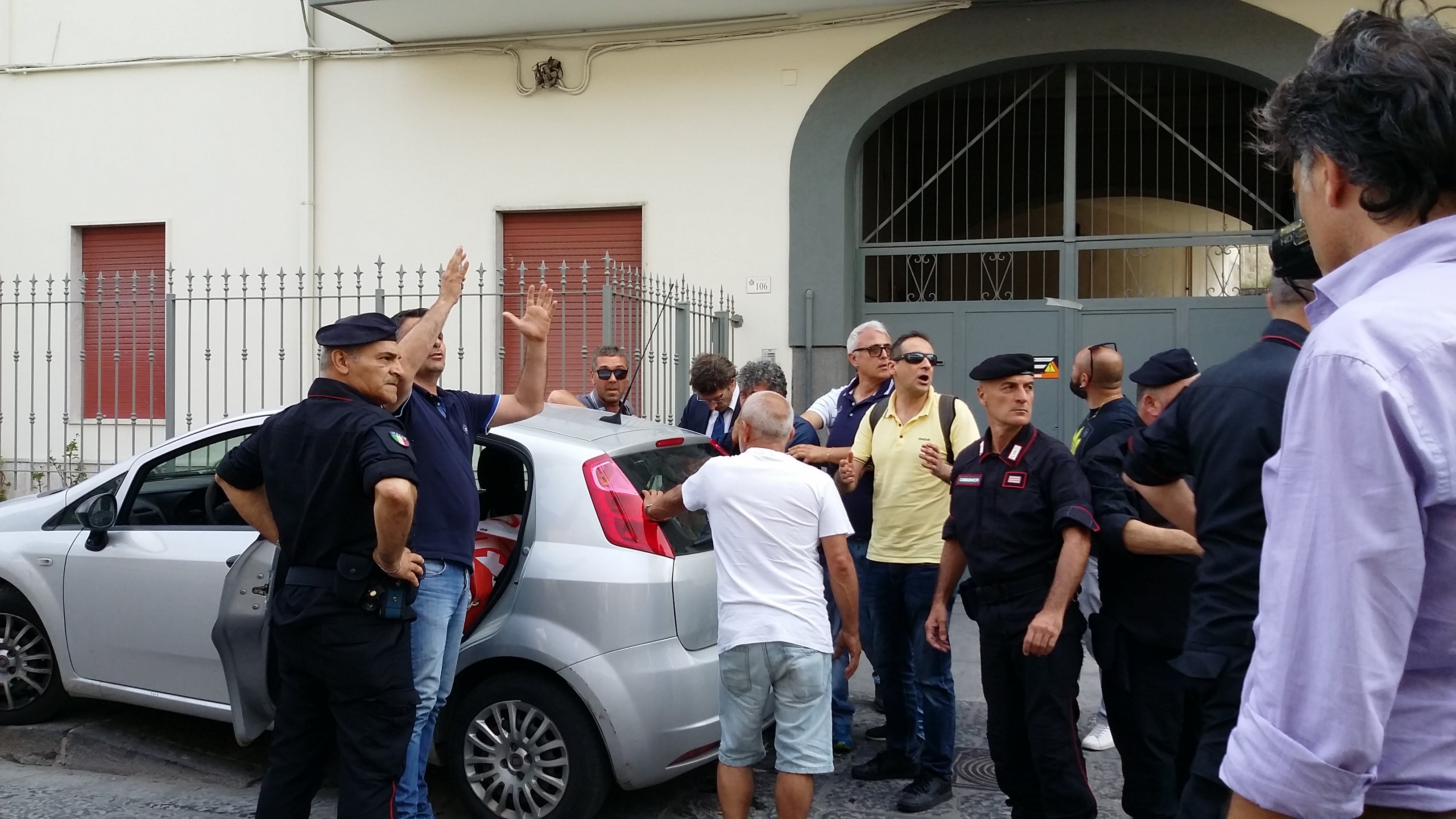 Lavoratore si incatena davanti la casa di Di Maio e si cosparge di benzina