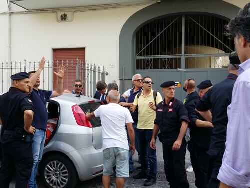 Lavoratore si incatena davanti la casa di Di Maio e si cosparge di benzina