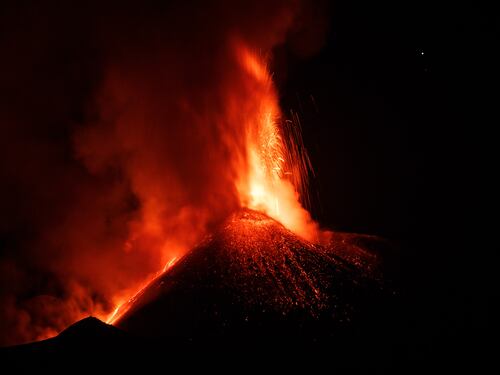Chiuso l'aeroporto di Catania: le spettacolari immagini dell'Etna in eruzione
