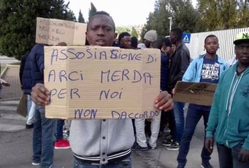 La protesta dei migranti contro l'Arci 4